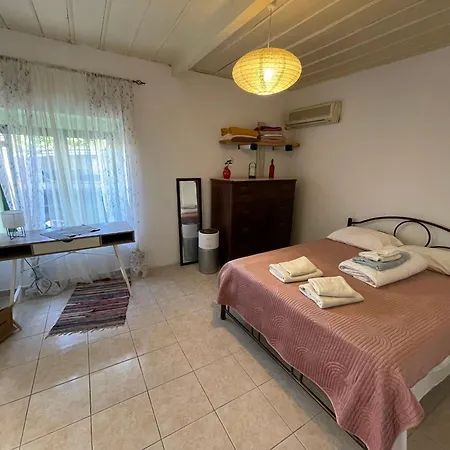 Corfu Sleeps 3 With Patio Apartment *